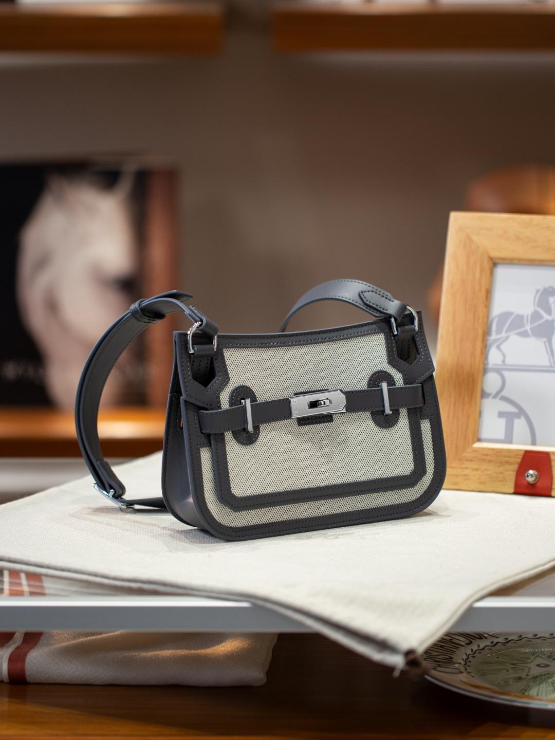 

Декоративная сумка-тоут из одинарной кожи Cartier Jypsiere Lock из коровьей кожи будет выпущена сумка-кроссбоди из одинарной кожи Swift 23cm серый