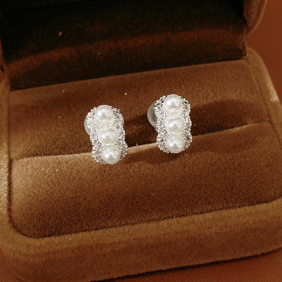 Zircon Geometric Pearl Ear Clips for Women: No Piercing, Stylish, Light Luxury Jewelry.