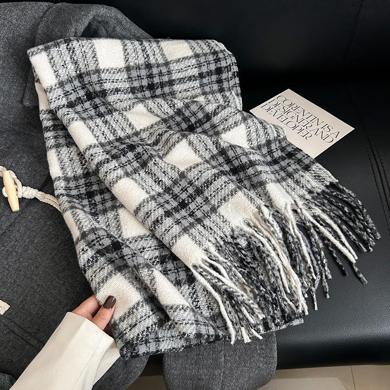 Sens literar retro, modă studențească, purtând un fular cald, călătorii de toamnă și iarnă pentru femei, atmosferă de fotografie de călătorie, șal cu franjuri