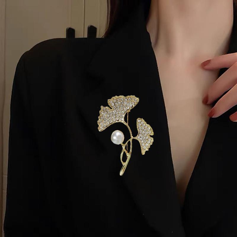 Retro Elegant Ginkgo Leaf Faux Pearl Brosjer for kvinner Temperament Enkel og allsidig brosje Blomster Brosjer Pin Party Bryllup Smykker Gave
