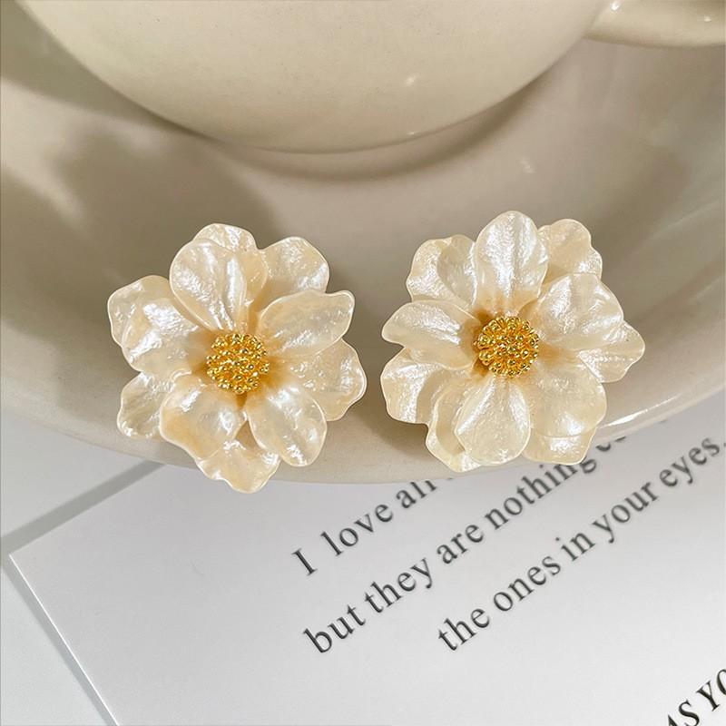 

Big White Camellia Flower Stud Earrings for Women Exaggerated Resin Ear Jewelry Simple Wedding Accessory Best Friend Gift бежевий