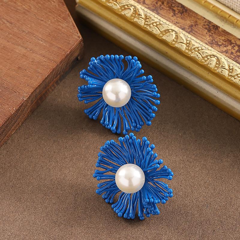 

Japan and South Korea sweet exquisite holiday wind bright fireworks pearl stud earrings niche high-end cold wind earrings
