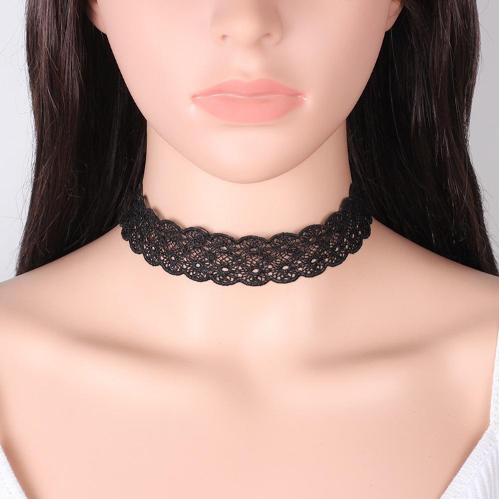 Charm Gotisch Ausgeschnittenes Muster Schwarze Spitze Choker-Halskette für Damen Sexy Temperament Halsband Kette Schmuckzubehör Geschenke