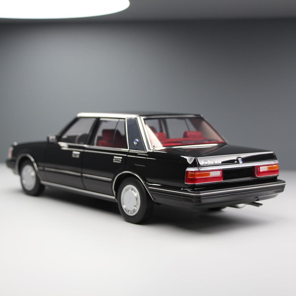 Freestyle XiaoGuang Model Scale Toyota Crown MS122 Black Finished Product 1/18 (Red Interior) 8250612B-1