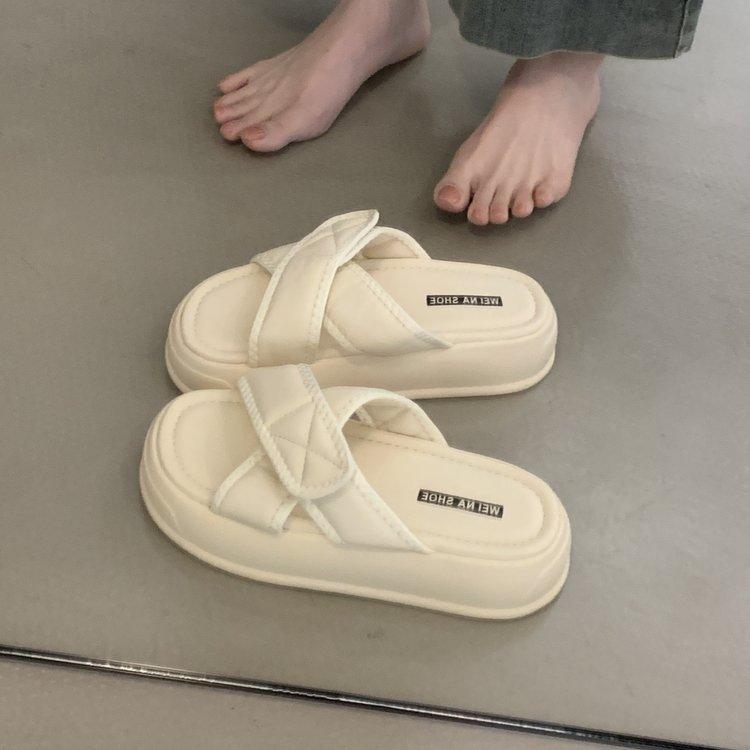 Dicke Sohle Muffin Klettverschluss schwarze Hausschuhe Damen Sommerbekleidung 2025 Sommer neue Mode coole Hausschuhe