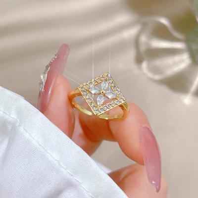 Diamantförmiger hohler vierblättriger Blumenring Japanisch und Koreanisch süße und frische Persönlichkeit trendiger Ring