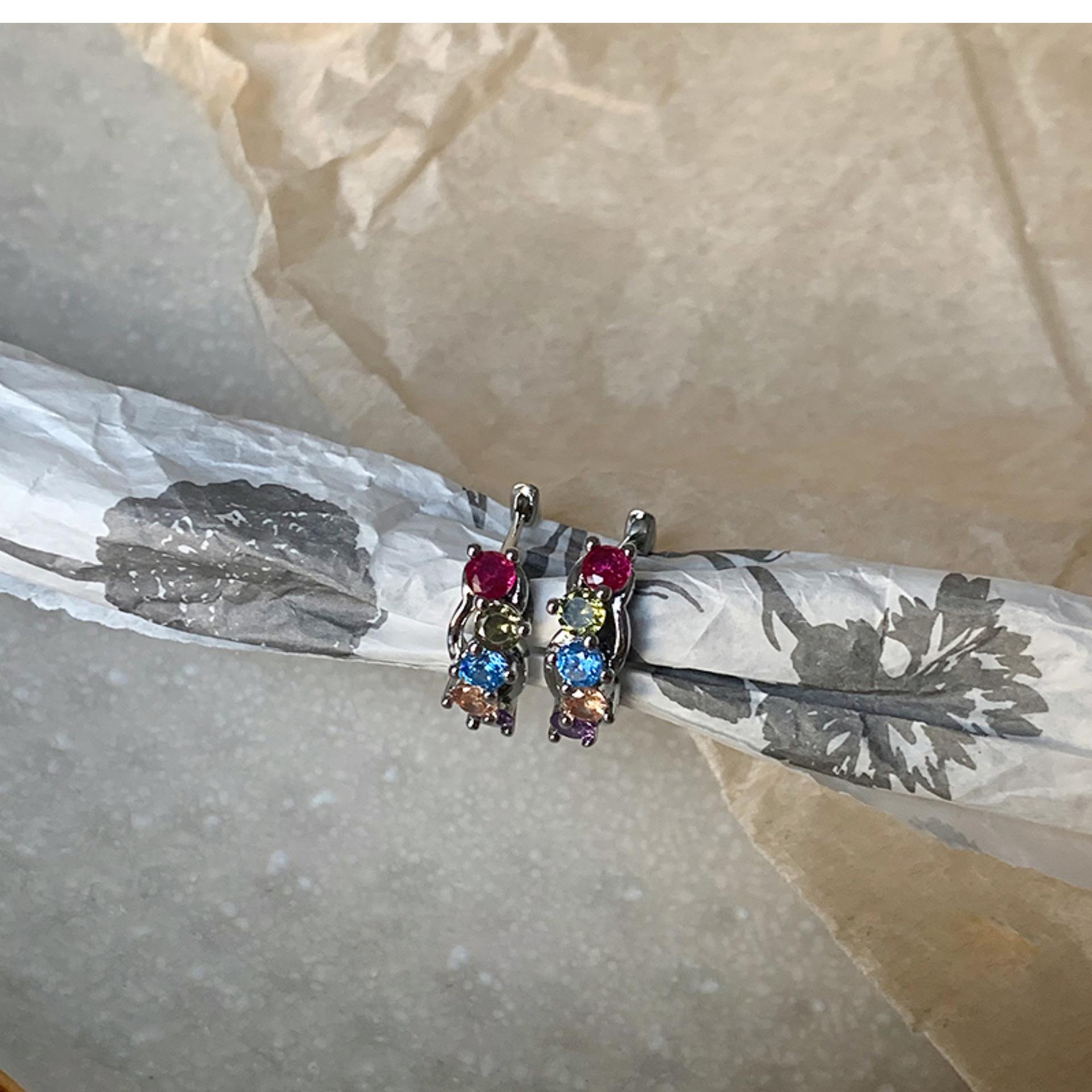 

Корейські сережки-пусети з цирконієм райдужного кольору: Унікальний та Стильний