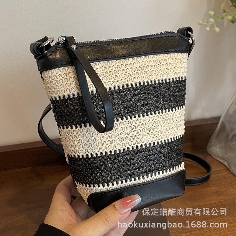 Handwoven Bag Women's 2025 New Trendy Summer Fashion Seaside Vacation Shoulder Bag Straw Crossbody Bucket Bag