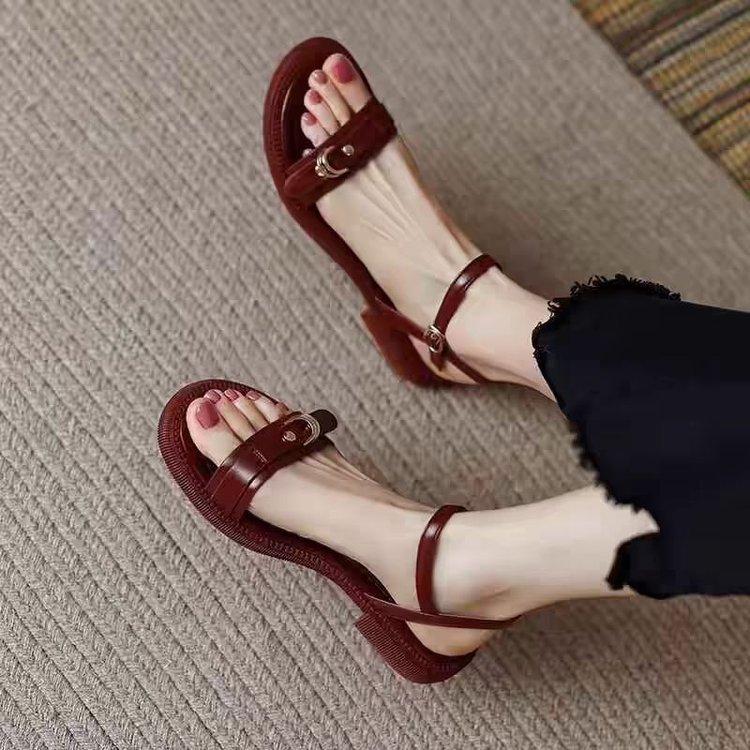 Summer fashion high-value soft leather sandals women's 2025 summer new flat bottom non-slip versatile retro word with sandals