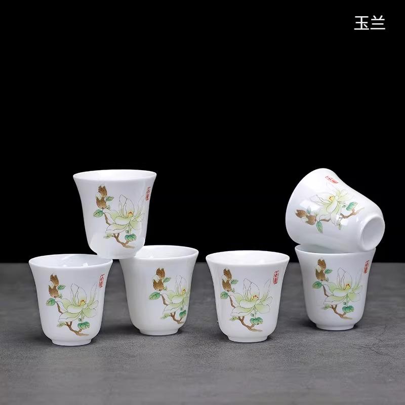 

Ceramic Flower Tea Cup Chinese Lamb Fat Jade Tea Cup Blue and White Porcelain Kung Fu Tea Cup Small Capacity Drinking Utensils 5x5cm 60ml