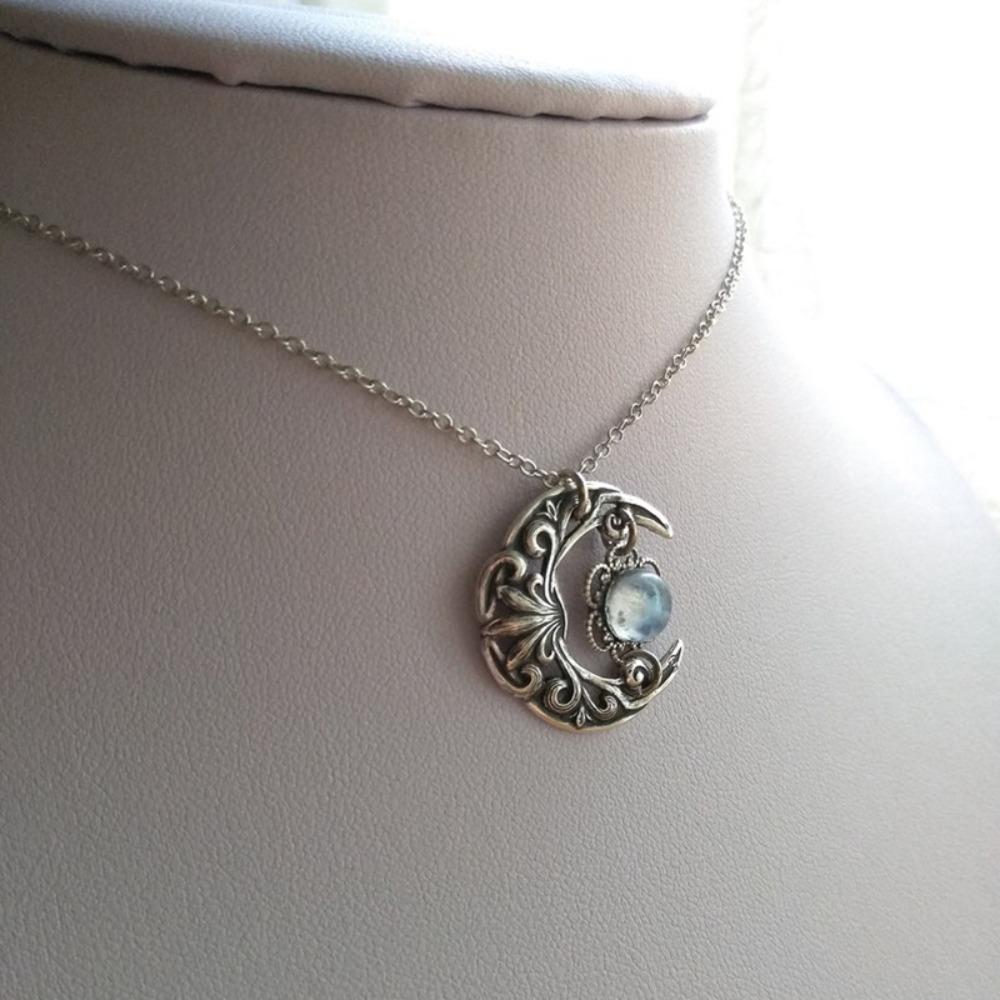 Vintage Moon Design Pendant Necklaces with Imitation Opal Stone Bohemian Beach Fashion Jewelry Silver Color Chain Gift for Women