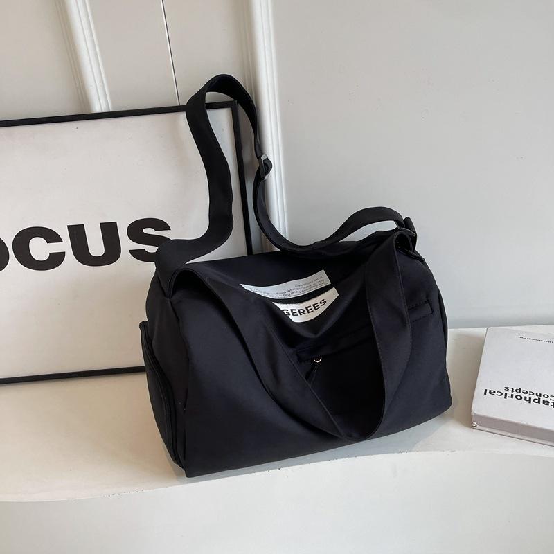 Travel bag large capacity high sense high value light fashion niche shoulder bag trendy fitness bag