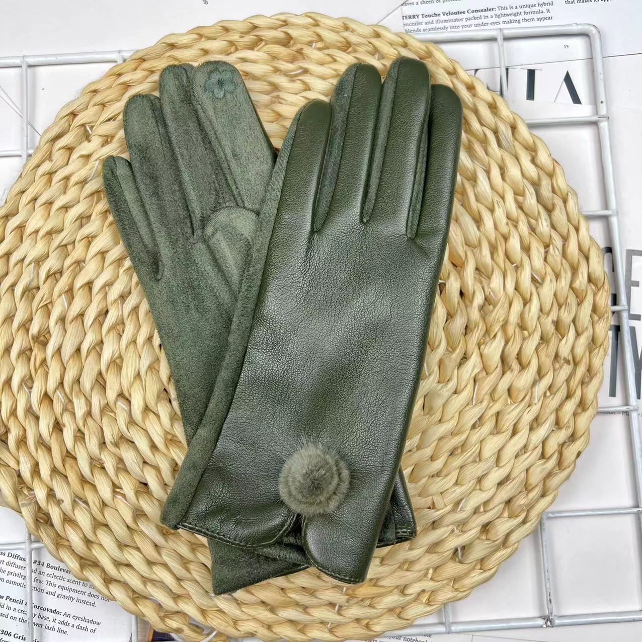 

Перчатки из ПУ Derong женские модные дорожные перчатки с маленькими волосяными шариками теплые модные перчатки для езды на велосипеде и сенсорного экрана One size армия зеленый