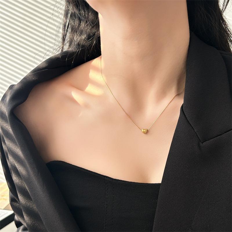 Small Gold Heart-shaped Pendant Necklace for Women Light Luxury Clavicle Chain Fashionable Versatile and High-end Ins Style Zinc Alloy
