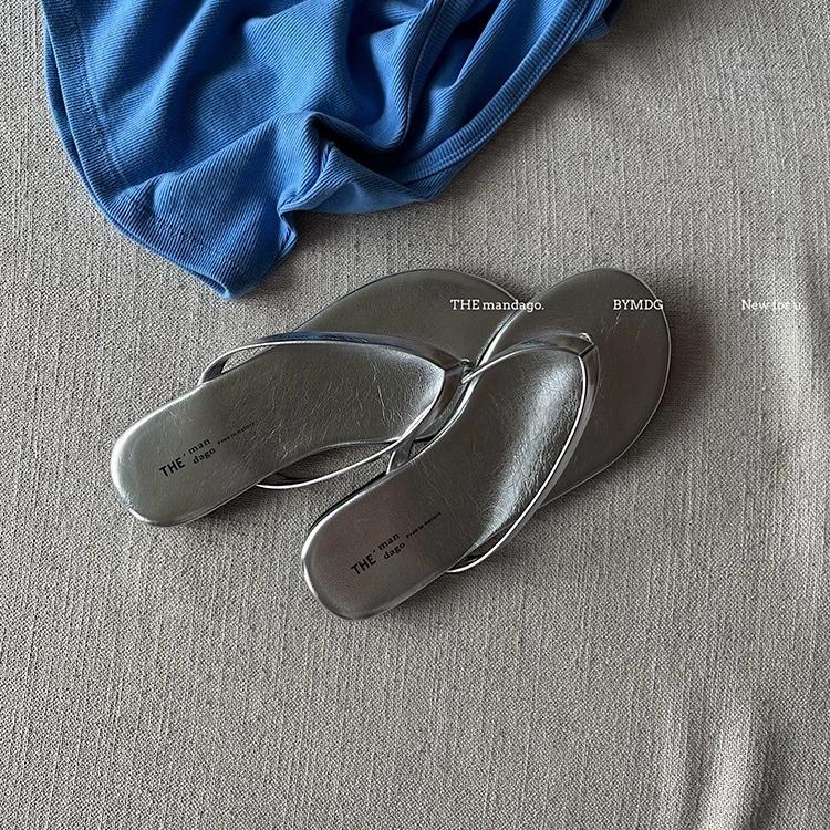 

Silver flip-flops women s 2024 summer wear fashion soft bottom pinch foot beach slippers large size flip-flops 36 серебряный