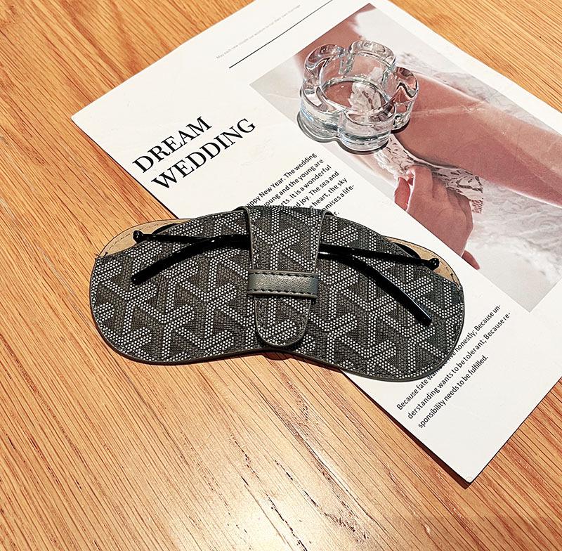 Stylish Universal Eyeglass Case with Lanyard: Myopia & Sunglasses Protection for Men and Women