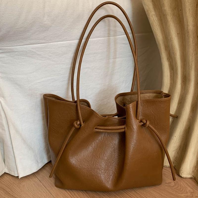 Korean version of high-value large-capacity bag women's autumn 2025 new shoulder bag commuting to work portable tote bag