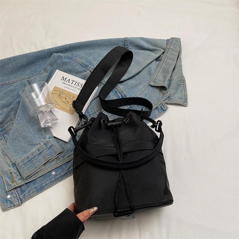 

Large-capacity casual bucket bag women s 2025 new casual messenger bag foreign personality lightweight shoulder armpit bag
