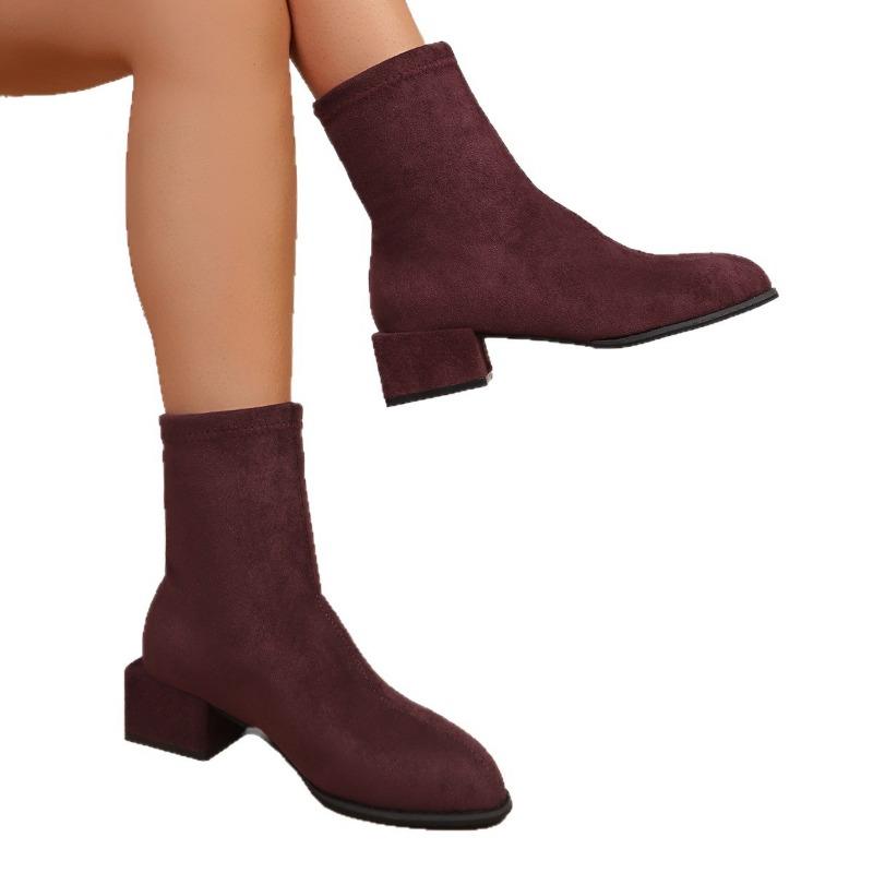 De nieuwe damesschoenen zijn slankmakend, met een paar fleece vierkante hak enkellaarsjes met puntige neus.