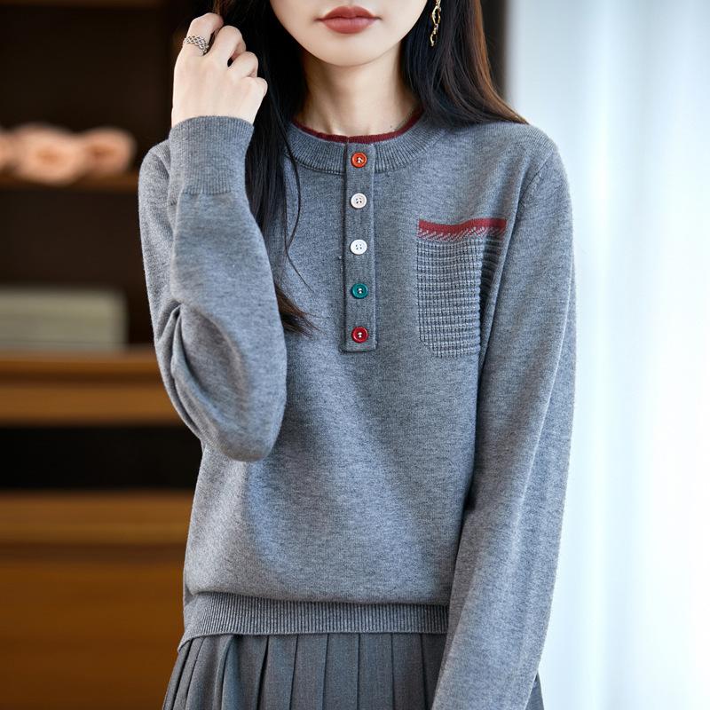 Neuer Herbst- und Winter-Rundhals-Damenstrickpullover mit farbigen Knöpfen, zweiteilig, mit dekorativen Strick-Basisschichten mit Taschen