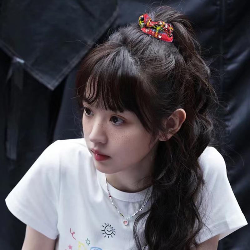 Vánoční červená kostkovaná gumička do vlasů se sněhovou vločkou pro ženy - Odolná elastická ozdoba do drdolu