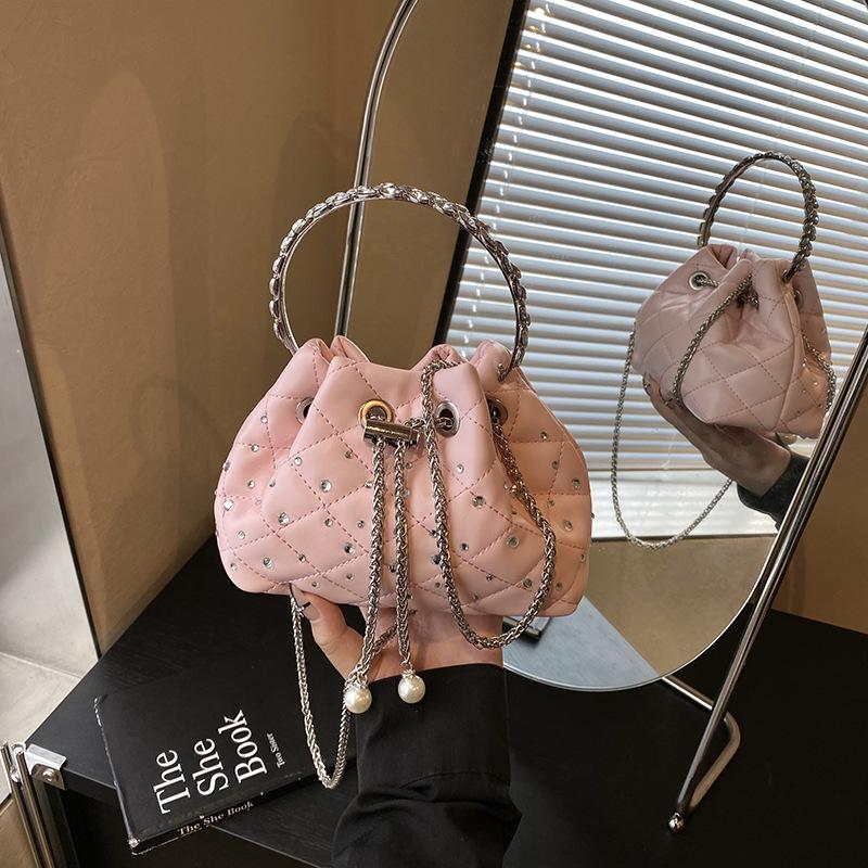 Niche portable bucket bag women's spring new fashion diamond chain bag high value messenger bag