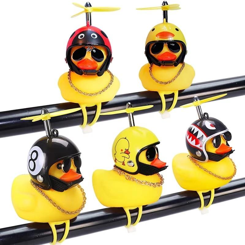 Pato de coche con casco colgante de viento roto pequeño pato amarillo bicicleta de carretera casco de motor accesorios de ciclismo sin luces