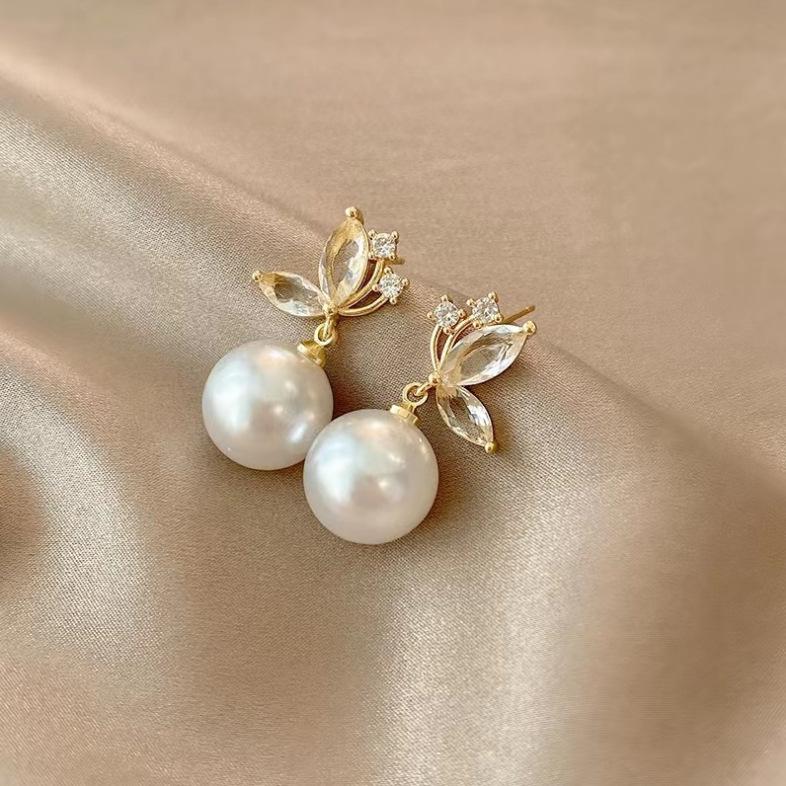 Elegant French Pearl Butterfly Earrings: High-End Design  Light Luxury Accent