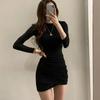 Kleid im koreanischen Stil in Teefarbe mit plissiertem Bodycon-Schnitt – Figurschmeichelnd, tailliert, langärmelig, kurzer Rock für Herbst/Winter.