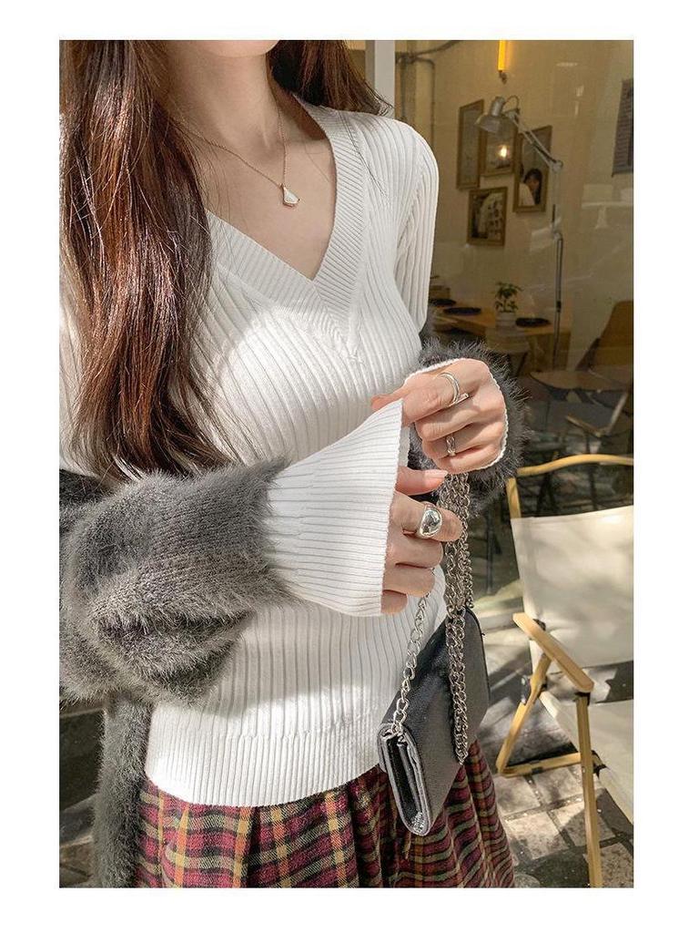 Chic V-neck Slim-Fit Long-Sleeve Knit Sweater for Women - Perfect for Autumn and Winter.