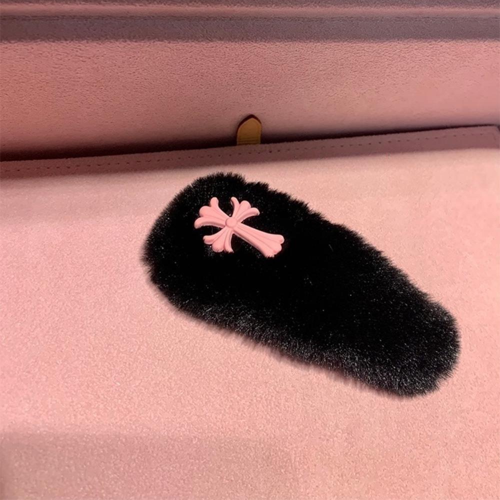 

Sweet and cool pink cross fluffy hairpin female dopamine autumn and winter side clip simple grab clip