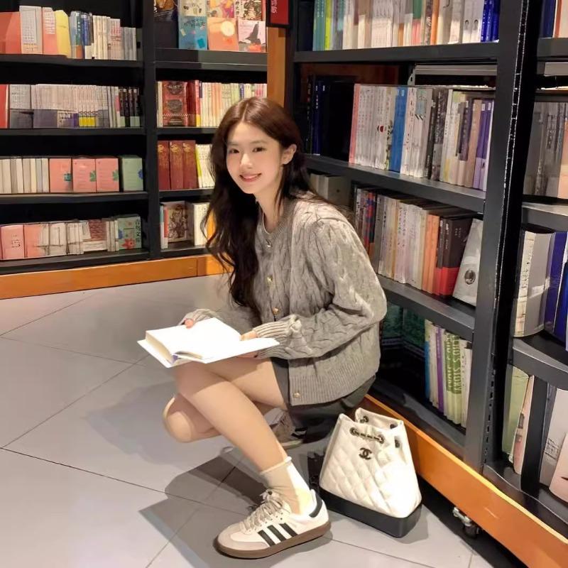 Autumn New Women's Sweater High-end Small Top Retro Coat Knitted Cardigan Women