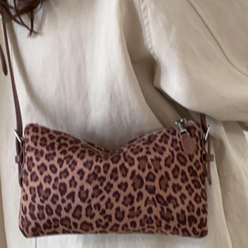 This Simple and Elegant Square Single-shoulder Bag Is A Popular Underarm Crossbody Women's Bag