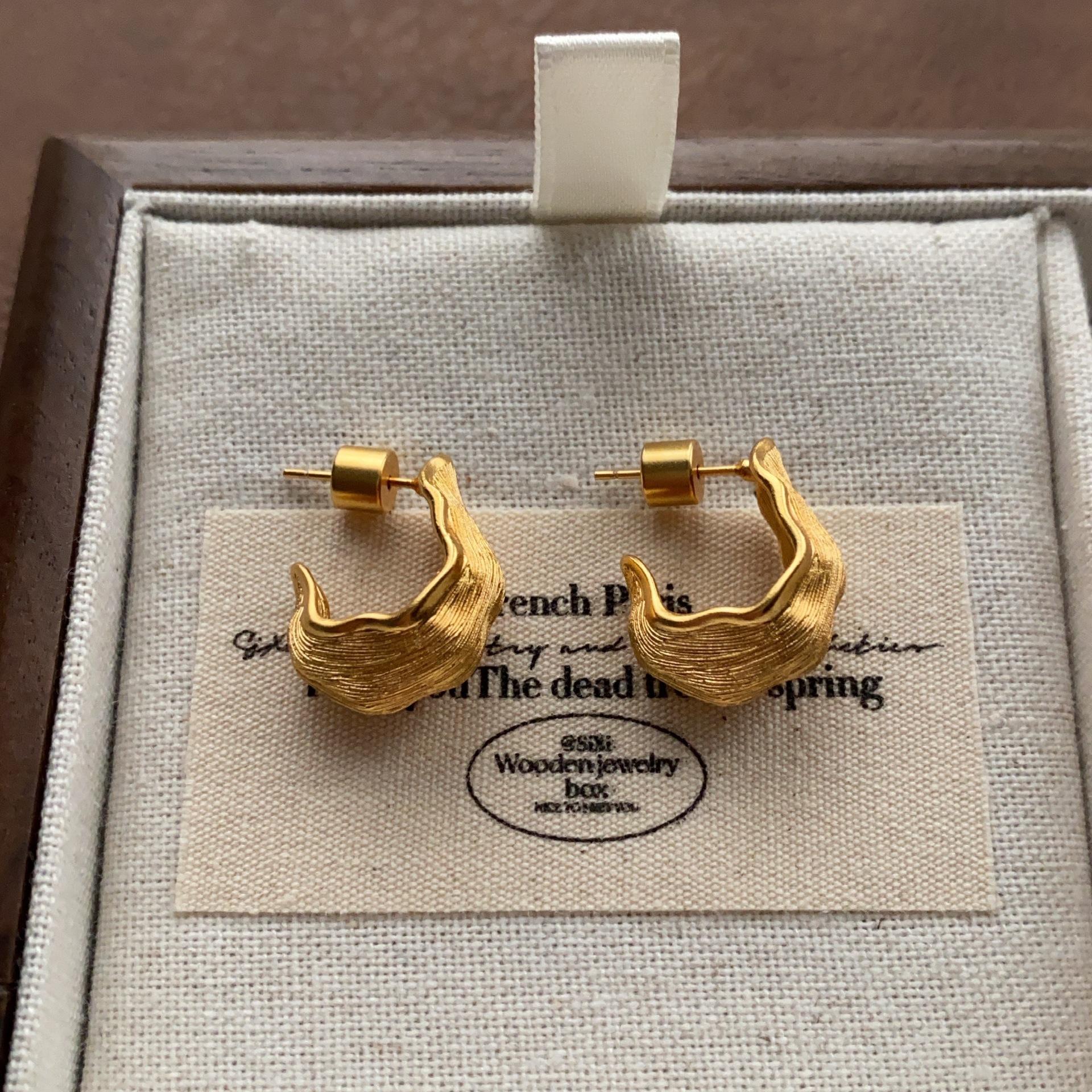 

Retro light luxury irregular C-shaped earrings fashionable handmade brushed minimalist earrings high-end daily commuter earrings