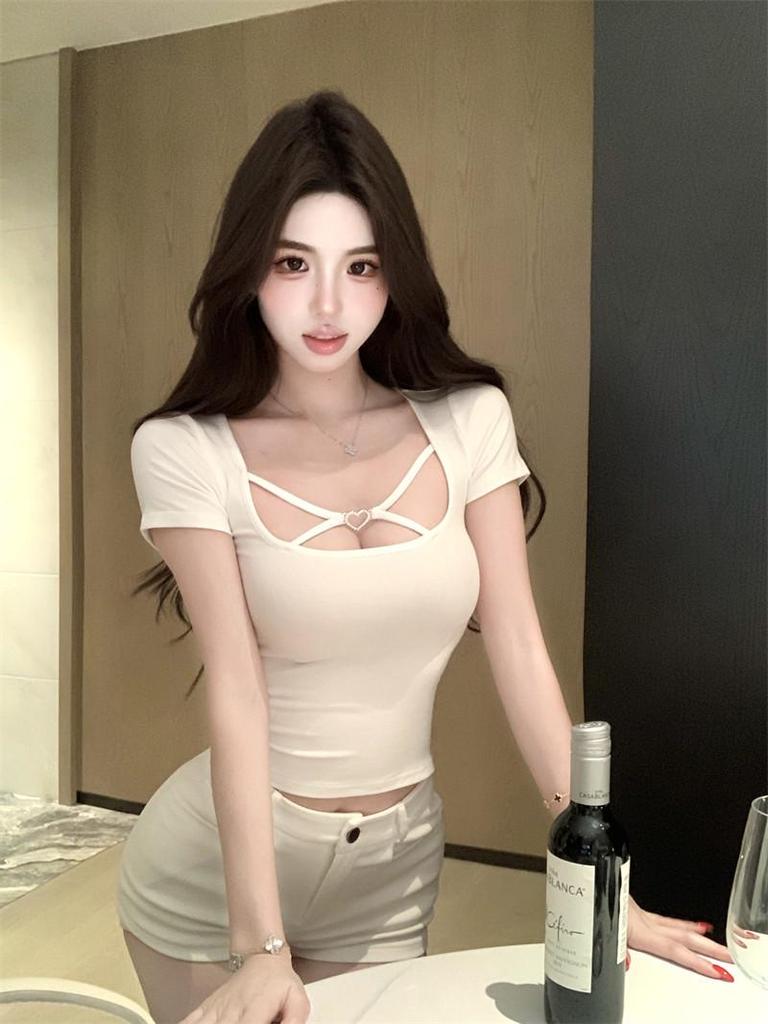 Black Slim-Fit Square Neck T-Shirt for Women - Short Sleeve, Cinched Waist, Versatile Summer Top