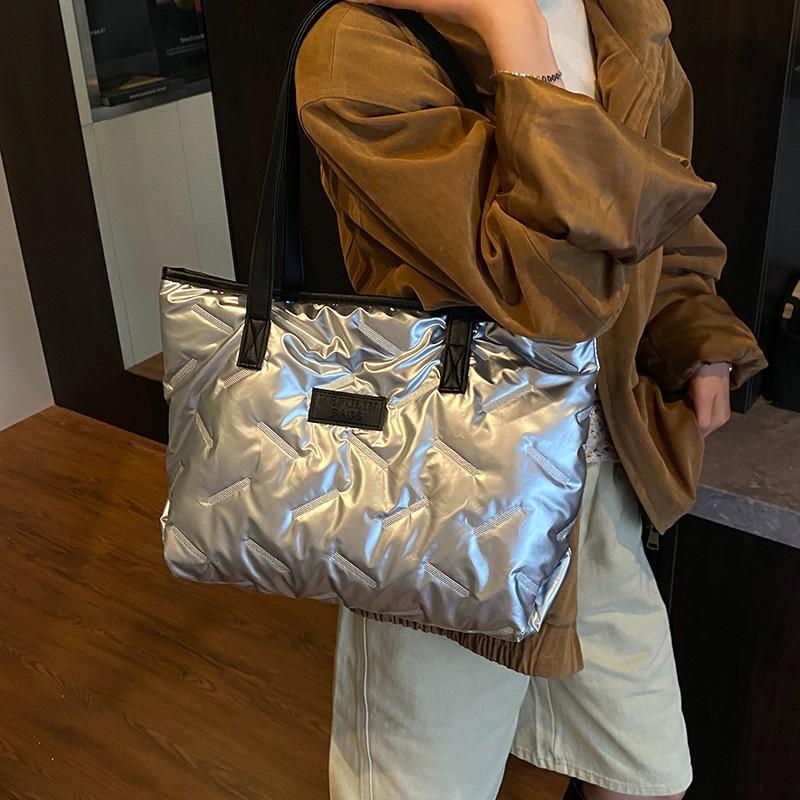 Simple and casual women's fall and winter new style bag. Simple crossbody bag. Fashiable and trendy handbag. Large capacity to