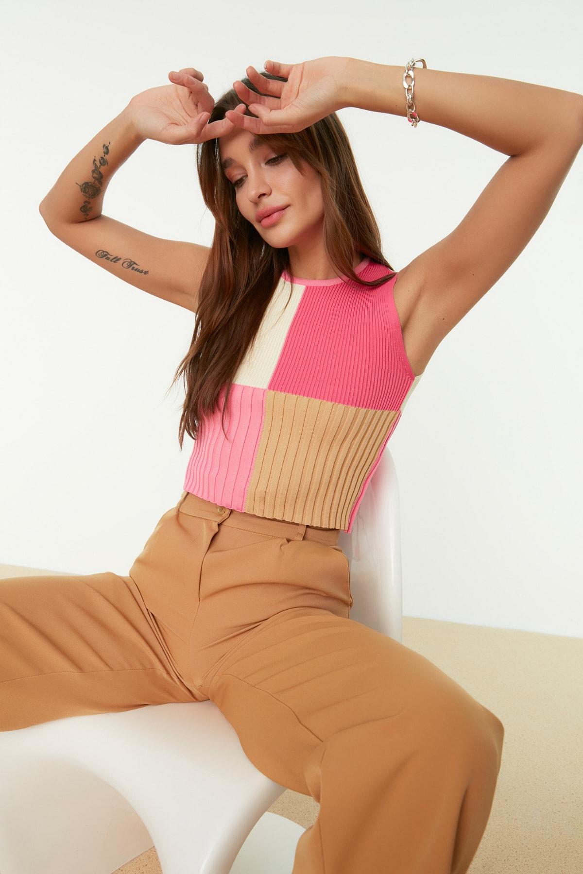 

Розовая трикотажная блузка в стиле колор-блок TWOSS22BZ1003..