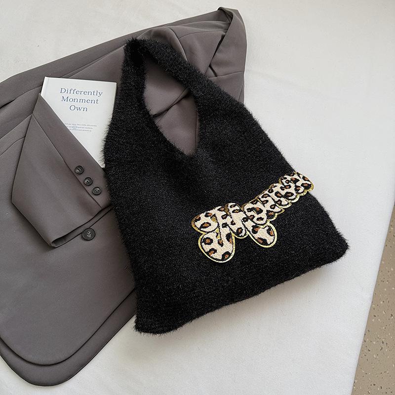 

Large capacity canvas underarm bag women s autumn and winter new alphabet portable tote bag trendy shoulder bag чорний