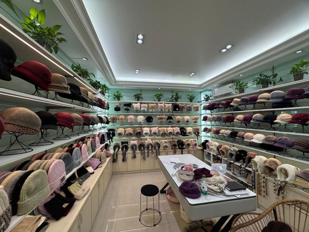 Miu Prémiová podzimní/zimní vyšívaná vlněná čepice s ochranou uší