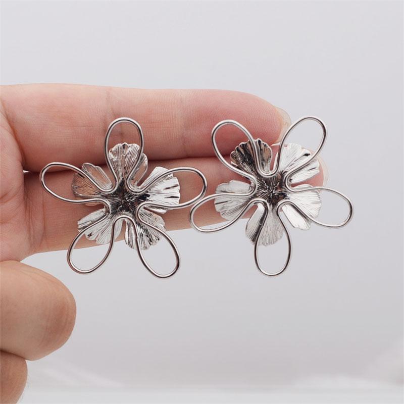 Women's Hollow Flower Stud Earrings Gold Color Silver Color Metal Petals Geometry Personality Ear Accessories 2025 new brincos