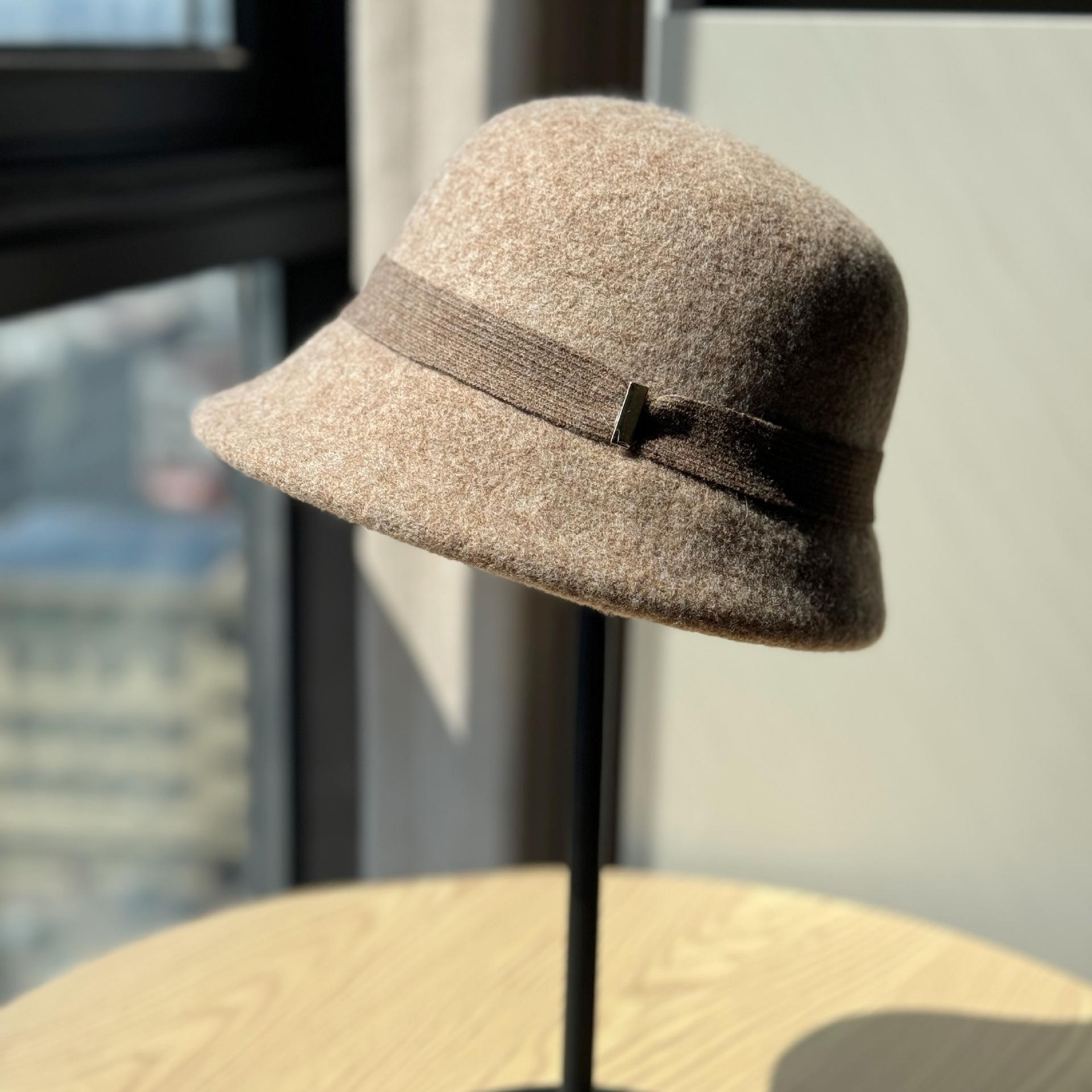 

Новый стиль Маленькая железная марка Шерстяная подарочная шапка-рыбак Женская французская ретро шапка-ведро с бантом Шапка в стиле благородной дочери Зимний тренд Adjustable