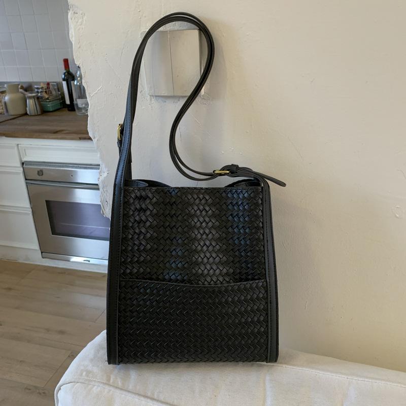 Premium retro woven bucket bag, new large-capacity shoulder tote bag, casual lazy style underarm bag.