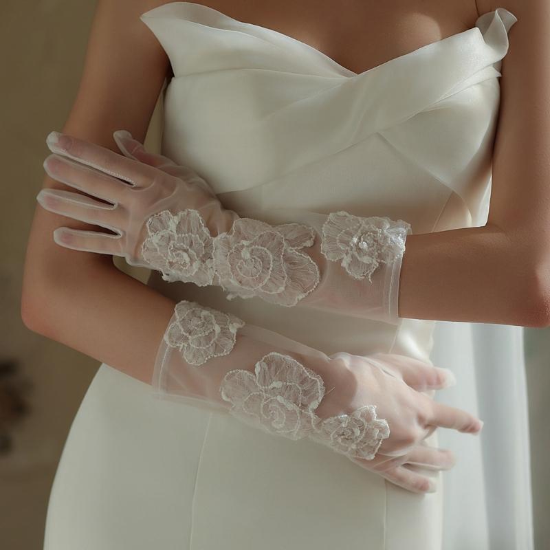 Wrist Length Bridal Gloves Delicate Pattern Embroidery Breathable Mesh Fabric Evening Functions
