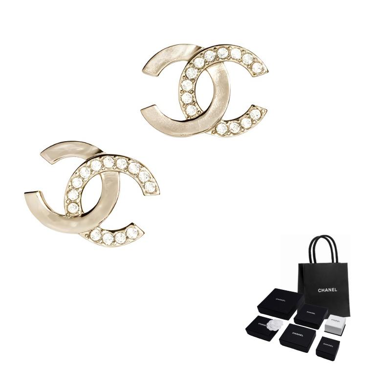 

CHANEL [25P Spring and Summer] Hollow Logo - Earrings, Unisex Couple Style, Gold золотий