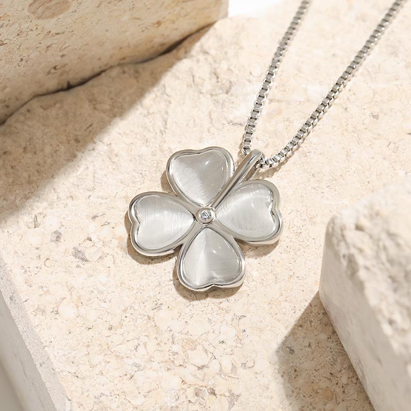 Small Heart Three-Dimensional Petal Pendant Necklace, High-End Design Sense Lucky Chalcedony Four-Leaf Clover Necklace