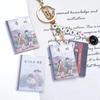 Retro alter Lehrbuch Schlüsselanhänger, nostalgischer Gegenstand, Accessoire und Zubehör