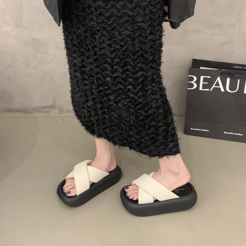 

Comfortable thick-bottomed cool slippers for women to wear 2025 summer new fashionable rhinestone muffin bottom beach one-word slippers 40