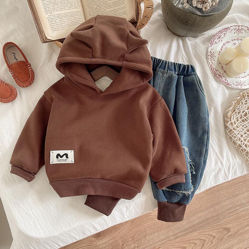 

Комплект из двух предметов: худи с флисовой подкладкой для мальчиков - Стильный для весны и осени 110cm темно-коричневого