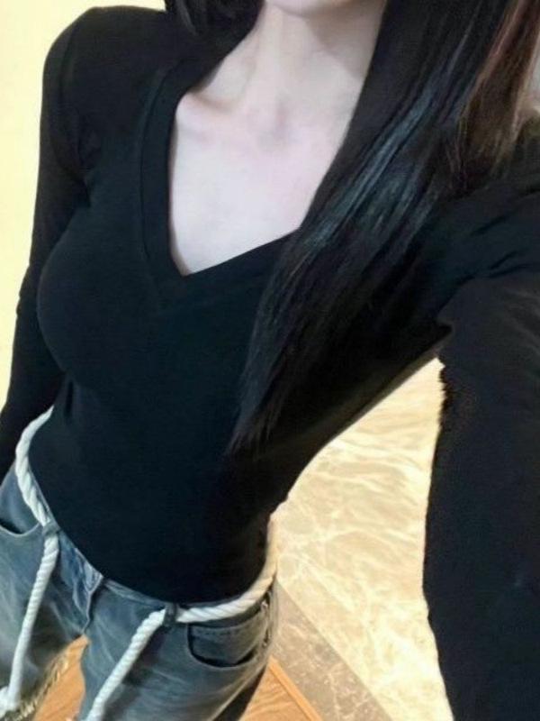 Women's 2025 Autumn/Winter V-Neck Long-Sleeve Sweet & Spicy European Style Fitted Base Layer Top
