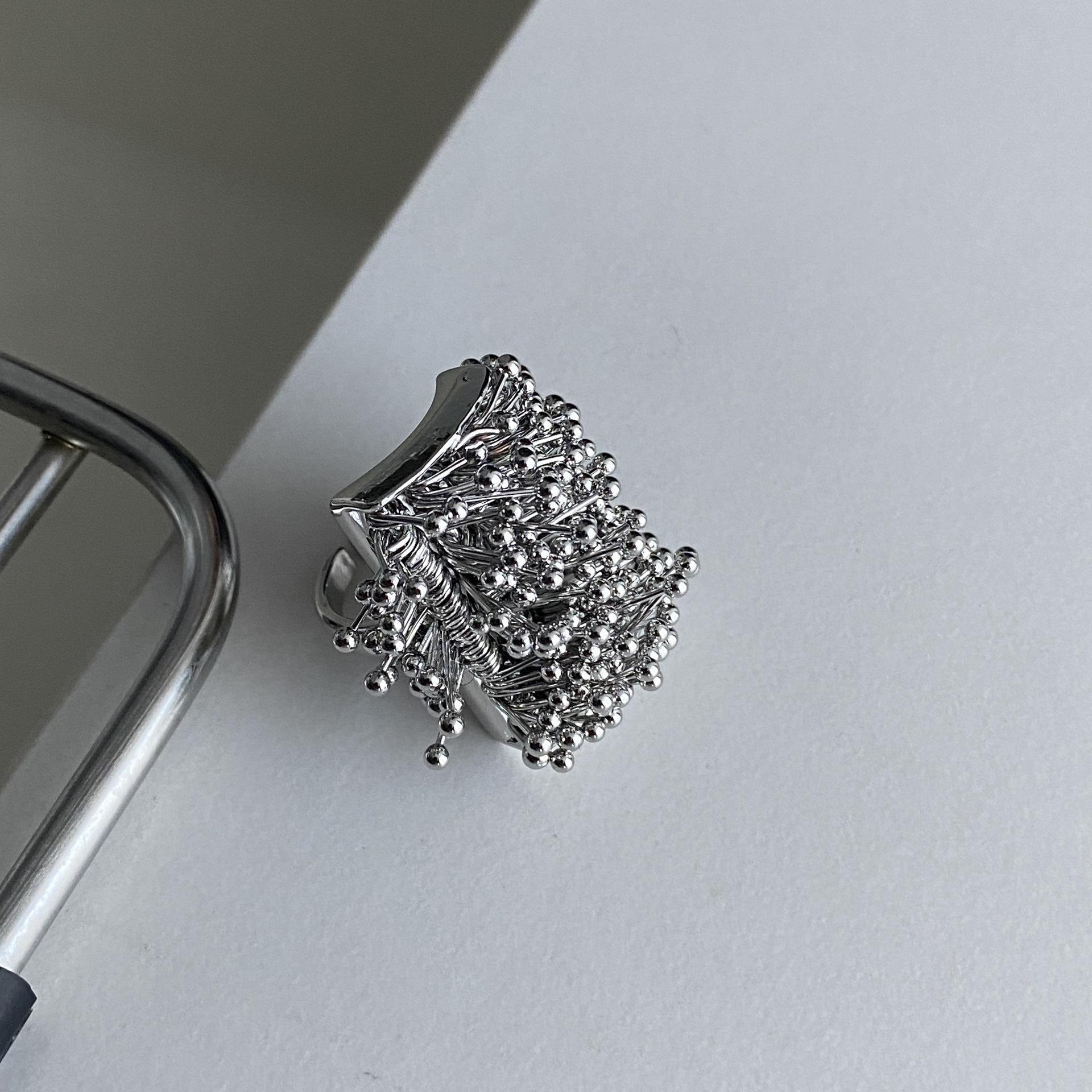 

Exaggerated New Design Seed Shape Open Rings for Women Men Fashion Rotating Small Bead Ring Party Jewelry Gifts